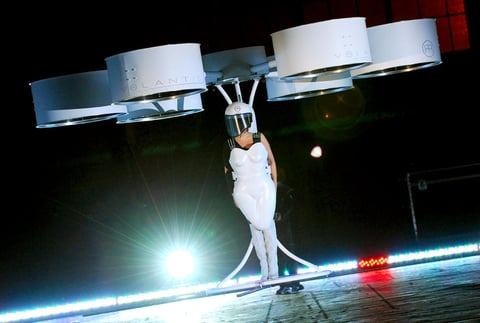 Lady Gaga develó un vehículo blanco de alta tecnología al que promociona como el primer vestido volador del mundo en la fiesta por el lanzamiento de su nuevo disco ARTPOP.