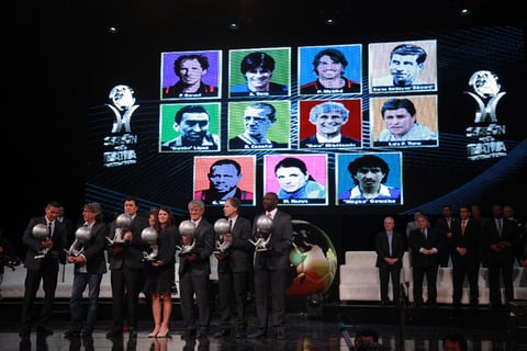 La ceremonia efectuada este martes contó con la presencia de los seleccionados mexicanos de la Sub 17 que acaban de proclamarse subcampeones en la Copa del Mundo de la especialidad en Emiratos Árabes Unidos.
