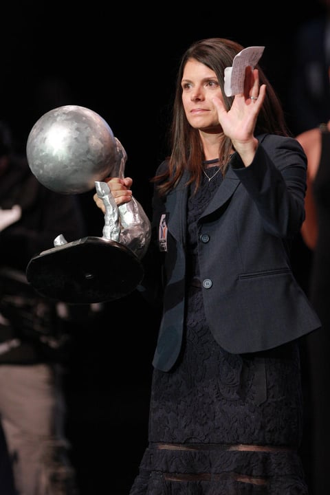 Mia Hamm, seleccionada estadunidense, conquistó dos Copas del Mundo en 1991 y 1999, respectivamente, y se colgó además en dos ocasiones el oro olímpico en 1996 y 2004, motivo por el cual fue galardonada esta tarde en Pachuca.