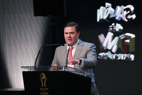 Jesús Mena, Director de la Conade,  ofreciendo unas palabras durante la ceremonia de la III Investidura del Salón de la Fama del Futbol Nacional e Internacional 2013.