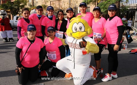 Sonia, Lupita, Lolis, Rosario, Martha, Lore, Mague, Cristy, Paty y Laura con el "Pollo Vaquero".