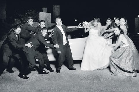 Ing. Miguel Alejandro Zapata Irungaray y Srita. Diana Patricia Moreno Rico, con el cortejo de amigos que los acompañaron hasta el altar, el día de su boda.