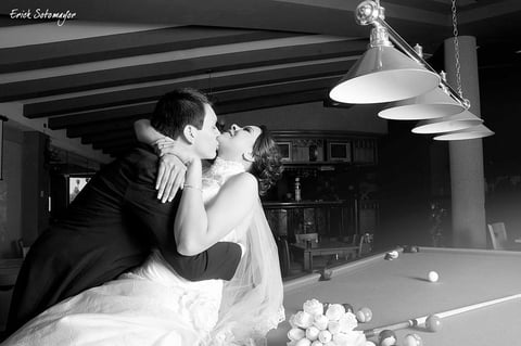 IBQ Javier Obregón con su esposa IBQ Claudia de León, luciendo muy enamorados el dí­a de su matrimonio.- Érick Sotomayor Fotografía