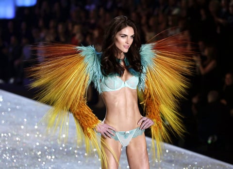 La modelo Hilary Rhoda de Estados Unidos llució un llamativo atuendo para lucir el conjunto de lencería.