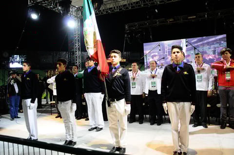De manera respetuosa se rindieron homenajes a la Bandera con la participación de las escoltas y bandas de guerra del Instituto Francés de La Laguna.