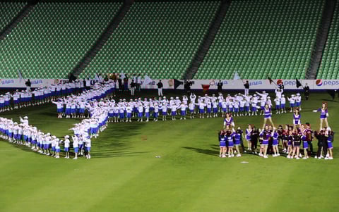 La estrella lasallista, emblema de este sistema educativo, fue colocada en la cabecera Norte del Estadio Corona como símbolo de la unidad.