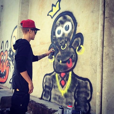 Por medio de Instagram, Bieber publicó fotos de realizando grafitis en distintos lugares.