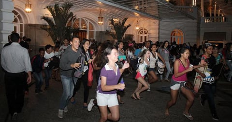 En Argentina, trascendió que Bieber habría sido echado de su hotel, ante el escándalo que ocasionaron cientos de fanáticas que lo esperaban a las afueras.