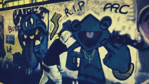 Justin Bieber y un grupo de amigos fueron vistos en un túnel de Bogotá pintando grafitis y escoltados por una patrulla de Policía colombiana.