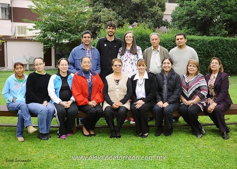 La homenajeada acompañada de personal del Colegio La Luz.