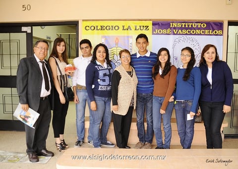 Alumnos del Colegio La Paz le dieron la bienvenida acompañados de su esposo, Profr. José Ramón Ocón Acosta.