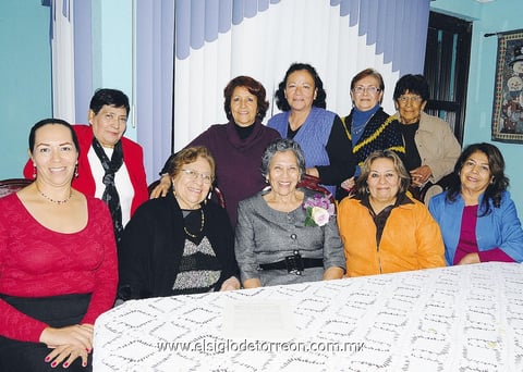 La homenajeada acompañada de un grupo de asistentes en su bonita celebración.