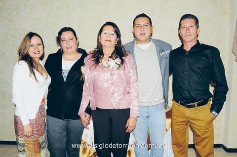 Jubilación. Rosa María Pereyra Castañeda con sus hijos: Gabriela, Olga, Fernando y José Luis.