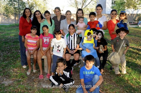 Divertida reunión. Colonos en reciente celebración.