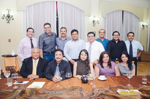 En grupo. Médicos de reconocido hospital.