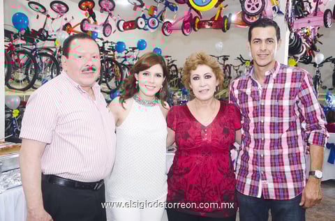 En familia. Julián, Aracely, Rosario y Andrés.