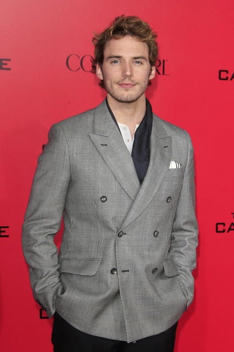 Sam Claflin desfiló con un estilo casual por la alfombra roja.