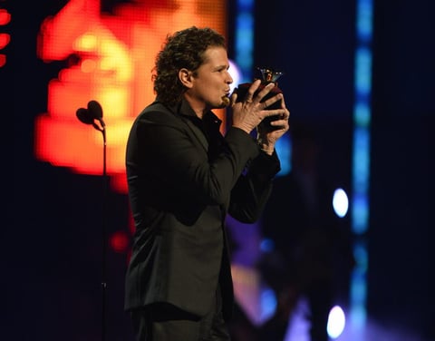 El colombiano Carlos Vives se alzó como el gran triunfador de la 14 edición de los Grammy Latino al alzarse con tres galardones: mejor canción del año, mejor canción tropical (ambos por "Volví a nacer") y mejor álbum de fusión tropical ("Corazón profundo").