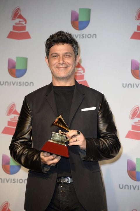 El cantante español Alejandro Sanz sostiene su premio Grammy a Mejor Álbum Vocal Pop Contemporáneo