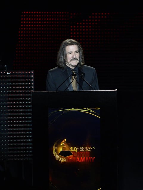 El compositor español Luis Cobos, presidente de la Academia Latina de la Grabación, habló durante la ceremonia de premiación.