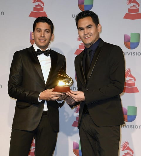 Luis Ángel Franco y Samuel Sarmiento, de la banda mexicana Los Recoditos, sostienen el premio a Mejor Álbum de Agrupación.