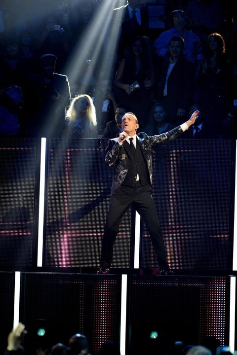 El cantante español Miguel Bosé vivió hoy una noche mágica en Las Vegas donde sus compañeros de profesión, desde Juanes a Ricky Martin y Alejandro Sanz, le homenajearon como "Persona del Año" de la Academia Latina de la Grabación interpretando los mayores éxitos de su carrera.