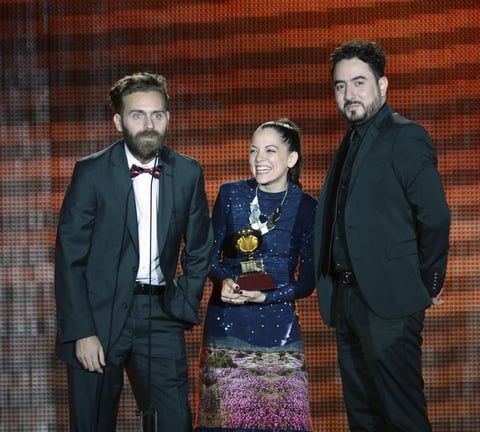 El productor Gonzalo Ferrari, la cantante mexicana Natalia Lafourcade y el director Juan Luis Covarrubias posan con el premio Grammy a Mejor Vídeo en Largo Musical por su trabajo "Mujer Divina".