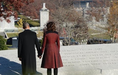 El presidente ya rindió homenaje el pasado miércoles a Kennedy con una visita a su tumba en compañía de la primera dama, Michelle, y del matrimonio formado por Bill y Hillary Clinton.