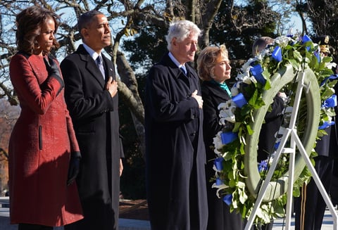 Obama no viajó hoy a Dallas y participó desde la Casa Blanca, a puerta cerrada, en una videoconferencia con voluntarios en Tanzania de los Cuerpos de Paz, creados por Kennedy y que han servido en más de 130 países en cuestiones relacionadas con salud pública y preservación medioambiental.