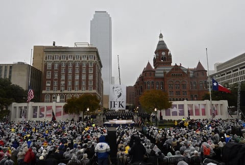 No obstante, la atención de la jornada estuvo centrada en Dallas, donde miles de personas congregadas en la plaza Dealey guardaron un minuto de silencio a las 12:30 hora local (18:30 GMT), en el mismo instante y lugar donde dos disparos acabaron con la vida de Kennedy el 22 de noviembre de 1963.
