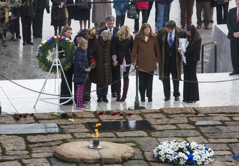 Jean Kennedy Smith, de 85 años y hermana del mandatario, depositó una ofrenda floral en la tumba en compañía de otros miembros del clan familiar. También visitaron el lugar, donde arde una llama eterna, el secretario de Justicia de EU, Eric Holder, y cientos de turistas y curiosos.
