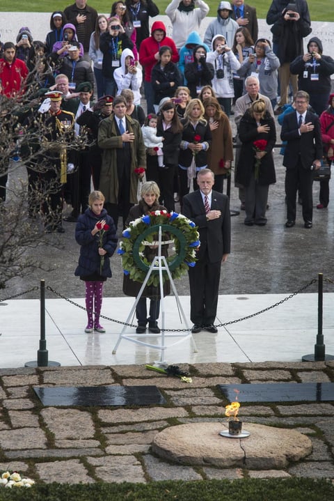 Los actos de homenaje al primer presidente católico de EU y al más joven en aterrizar en la Casa Blanca comenzaron con una austera ceremonia castrense frente a su tumba en el cementerio militar de Arlington, a las afueras de Washington.