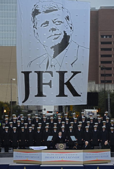 Estados Unidos rindió homenaje al presidente John F. Kennedy, asesinado hace 50 años en Dallas (Texas) y cuya figura, idealizada por la mayoría de los ciudadanos, sigue causando una fascinación alimentada en parte por las variadas teorías de la conspiración acerca de su muerte.
