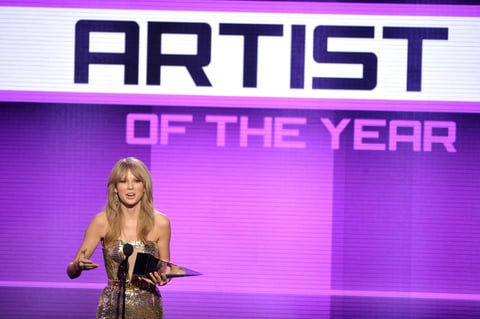 El premio de Artista del Año, se lo llevó de nueva cuenta Taylor Swift.