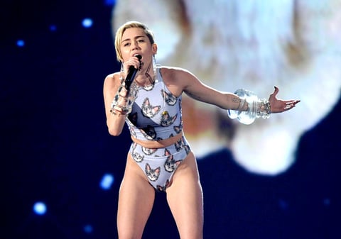 Miley casi pasó desapercibida en esta nueva actuación, ya que no realizó algo polémico.