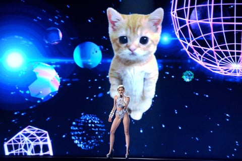 La encargada de cerrar la velada fue Cyrus, quien esta vez sorprendió al no hacer nada muy sorprendente.