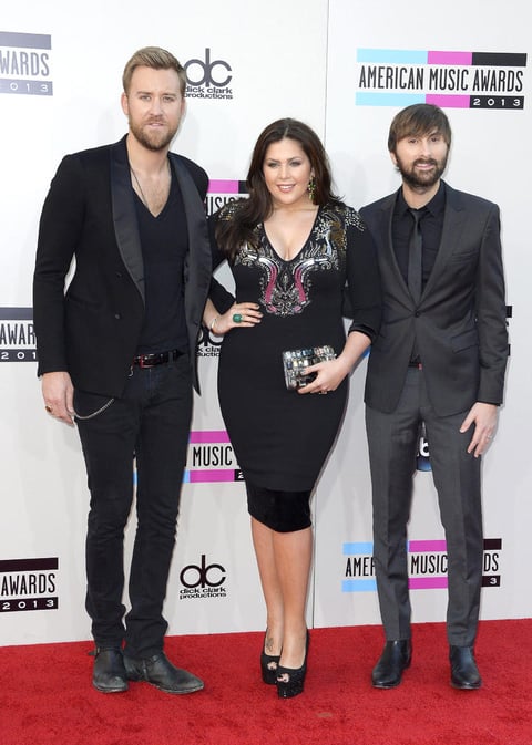 Los intrganted de Lady Antebellum desfilaron por la alfombra roja con serios atuendos.