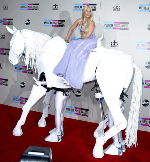 Lady Gaga hizo una espectacular entrada en la alfombra roja, donde apareció montada en un caballo.