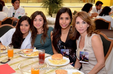Evento universitario. Gaby, Alejandra, Montse y Beba.