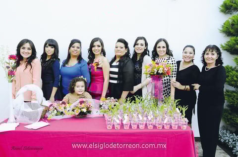 La festejada acompañada de las organizadoras de su bonita despedida de soltera.