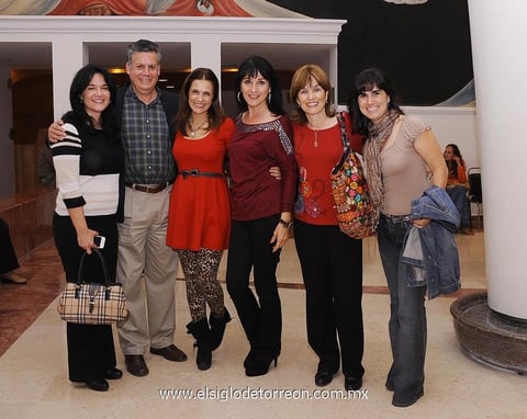 Sofía, Víctor, Maricarmen, Gaby, Rocha y Brenda.