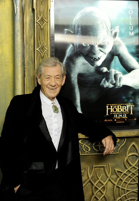 El actor inglés Ian Mckellen que ha sido reconocido por roles muy emblemáticos para la juventud actual como Magneto de "The X Men" y "Gandalf" en "El Señor de los Anillos" había vivido abiertamente como un hombre gay toda su vida sin sentir la necesidad de salir del clóset públicamente hasta que en 1988 el parlamento inglés consideraba la posibilidad de aprobar la ley llamada Sección 28, considerada homofóbica.
