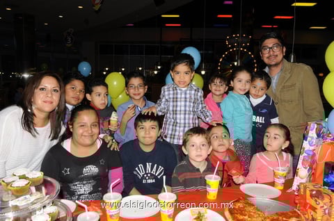 Alegre cumple. Rodrigo Emiliano Yeverino Rojas fue felicitado por cumplir cinco años; lo acompañan sus papás, Liliana Rojas y Rodrigo Yeverino, así como sus amiguitos.