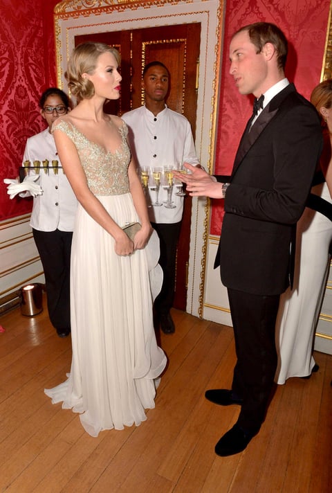 Taylor Swift expresó su emoción por presentarse por primera vez en un palacio y agradeció al príncipe por la invitación.