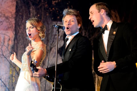 En la gala solidaria organizada por la fundación Centrepoint en el palacio de Kensington, en Londres, el duque de Cambridge sorprendió al subir al escenario al lado de la famosa intérprete de música country así como de Bon Jovi, para entonar juntos el tema Livin’ On A Prayer.