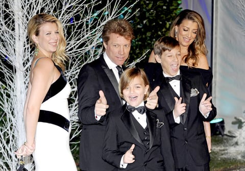 Jon Bon Jovi llegó a la gala acompañado de su esposa, Dorothea Hurley y sus hijos Jacob, Stephanie, y Romeo.