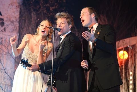 La cantante estadounidense Taylor Swift y Bon Jovi compartieron el escenario con un invitado muy especial, el príncipe Guillermo de Inglaterra, quien sacó su lado “rockero”.
