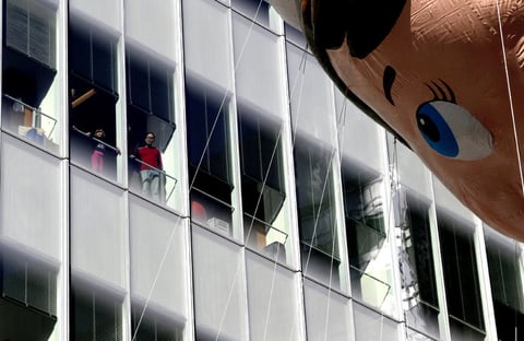 Neoyorquinos disfrutaron también del desfile desde los edificios.