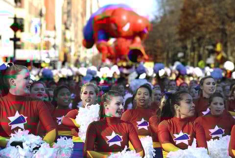 Los 16 grandes globos de helio que representan a personajes de la literatura infantil y los dibujos animados, desfilaron a la mitad de su altura habitual, tirados cada uno por los cables que manejaban un centenar de voluntarios.