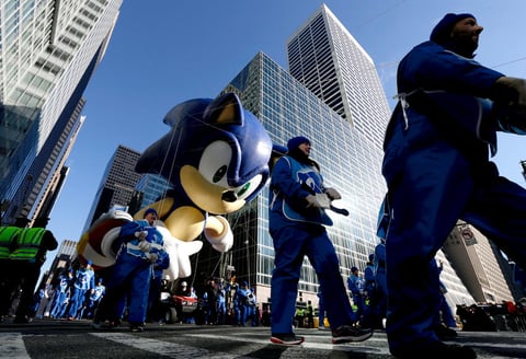 Los manejadores de los globos los mantenían firmemente sujetos y bastante cerca del piso en áreas bordeadas por árboles. La velocidad del viento era de alrededor de 41 kilómetros por hora (26 millas por hora).